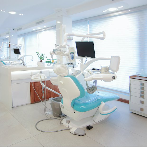 Consultorio dental de Alvea con sillón y equipo en color verde azulado