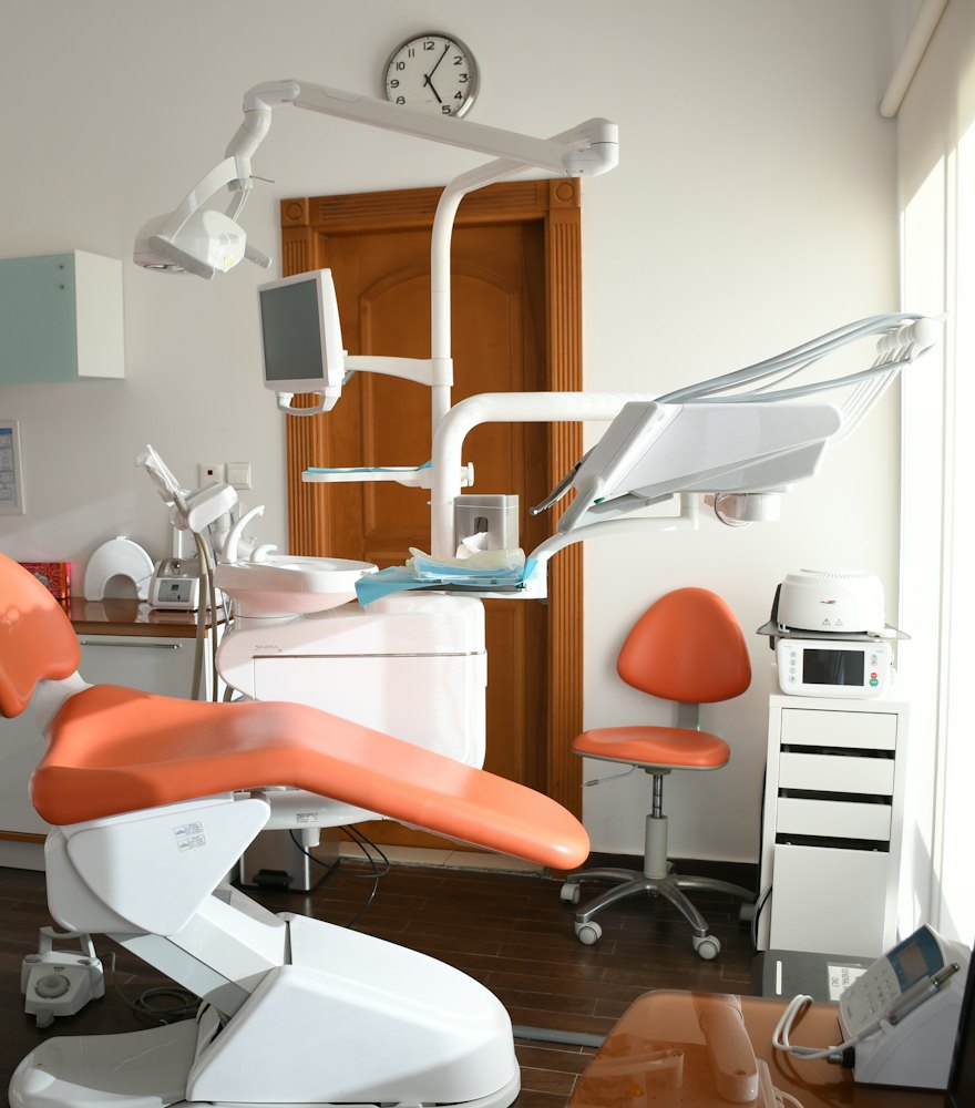 Consultorio dental con sillón y equipo de iluminación listo para una consulta