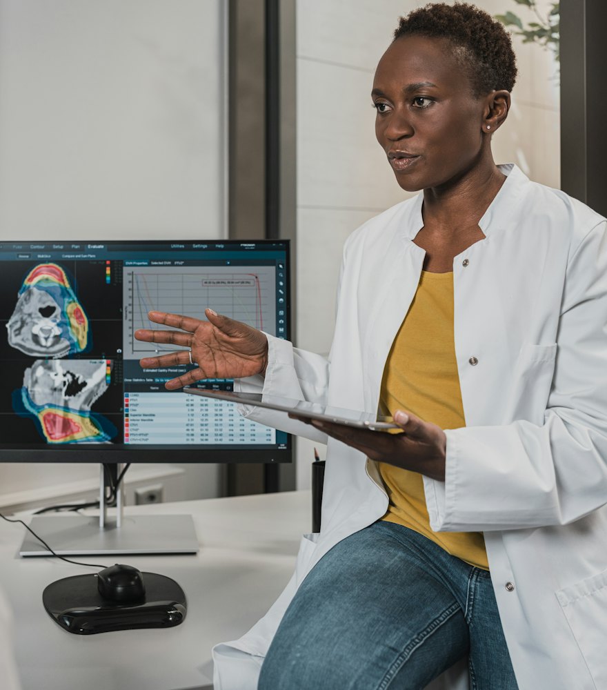 Especialista analizando una tomografía dental tridimensional en un monitor